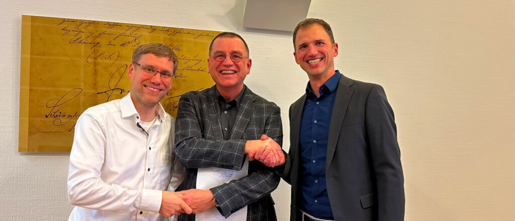 Vertragsunterzeichnung zwischen trechnology GmbH und Schlummer Marketing Consulting GmbH Tim Mönkedieck, Edmund Schlummer und Carsten Paeßens