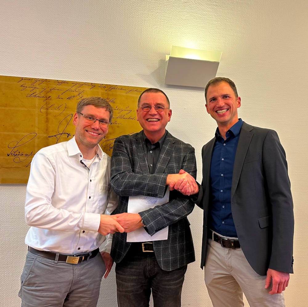 Vertragsunterzeichnung zwischen trechnology GmbH und Schlummer Marketing Consulting GmbH Tim Mönkedieck, Edmund Schlummer und Carsten Paeßens